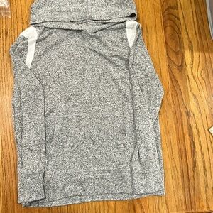 Old Navy gray hooded long sleeve soft tshirt w/ front pocket. Girls size large.